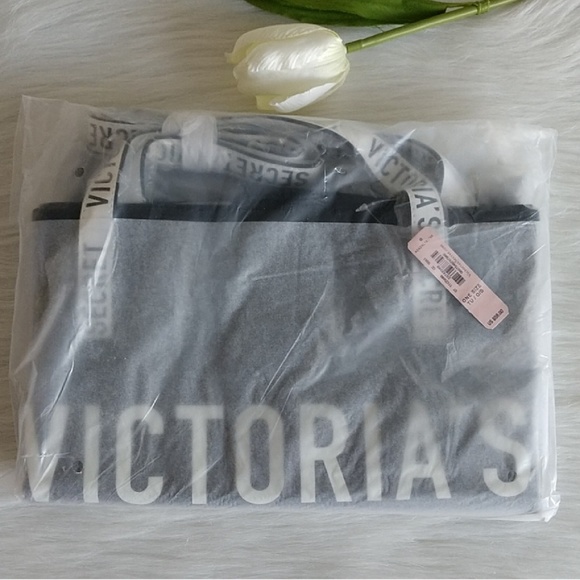 🛍️BEAUTIFUL VICTORIA'S SECRET TOTE.NWT - Picture 2 of 3